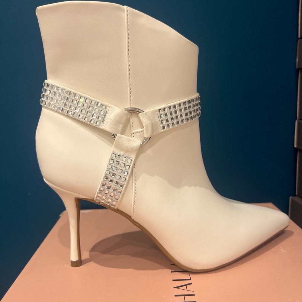 Thalía sodi Elegant White Ankle Boots with Silver Accents
